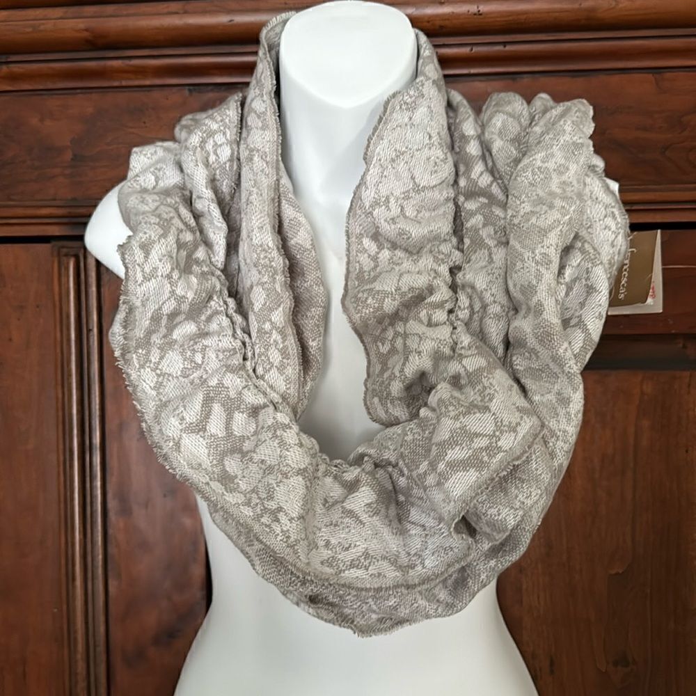 NWT Francesca’s grey Animal Print Scarf